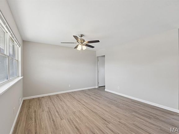 3rd image of 1077 Dawn Valley Dr