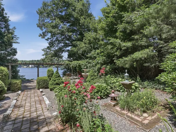83 Sunset Dr, Charlton, MA 01507
