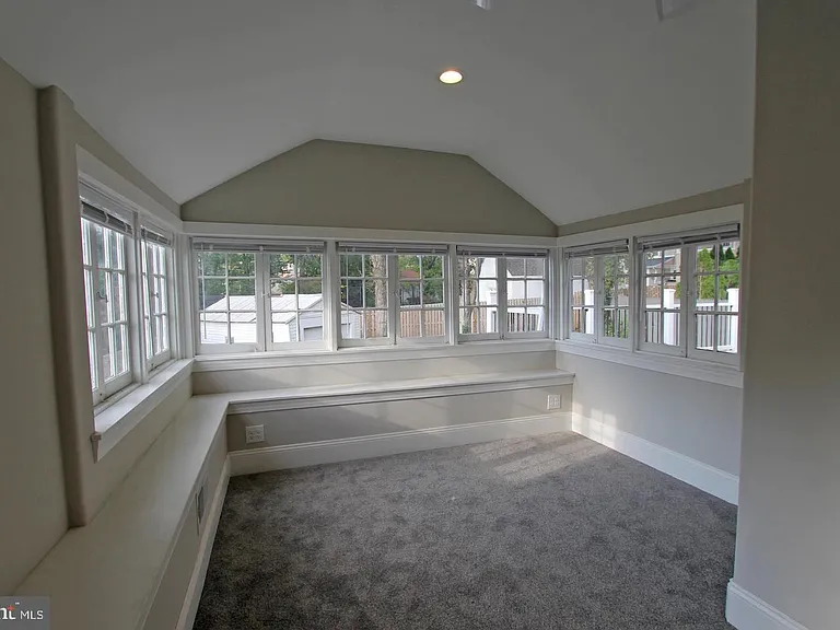 233 E Montgomery Ave — Photo 6