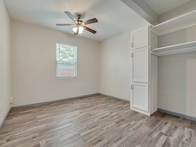 2210 Manor St — Photo 3