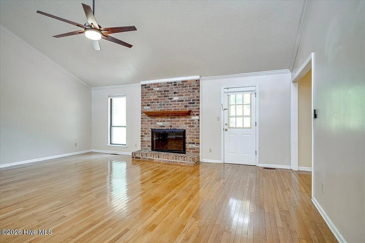 3 bed, 2.5 bath, 1826 sqft, $1,850 — Photo 2