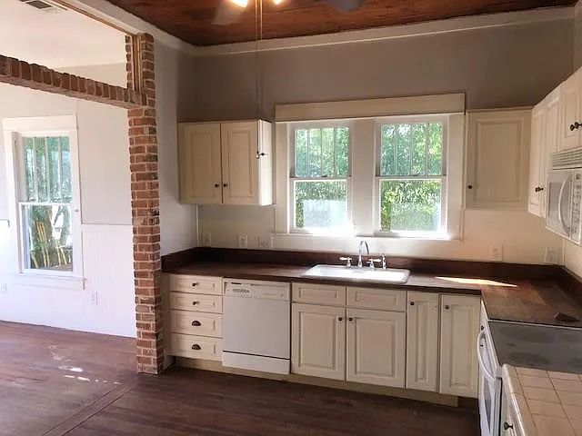 607 W Hunt St — Photo 5
