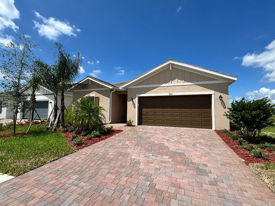 3943 Coneflower St