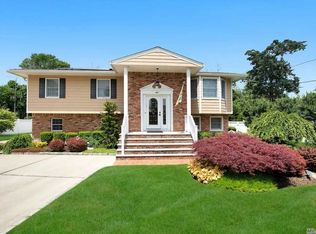 8 Chadwick Ct, Amityville, NY 11701