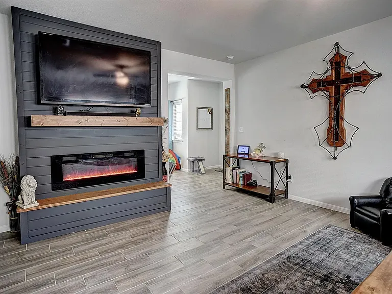 205 Driftwood Ln — Photo 4