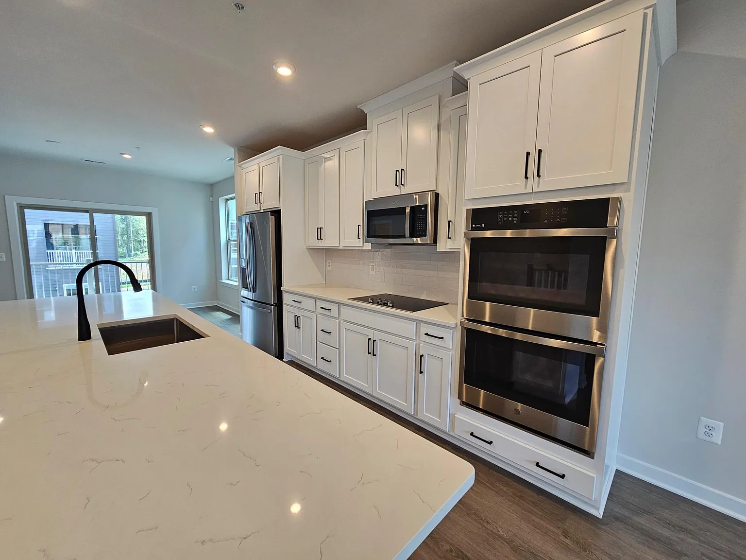 3 bed, 2.5 bath, 2451 sqft, $3,700 — Photo 3