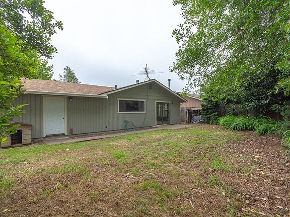 3rd image of 1975 Holly Dr