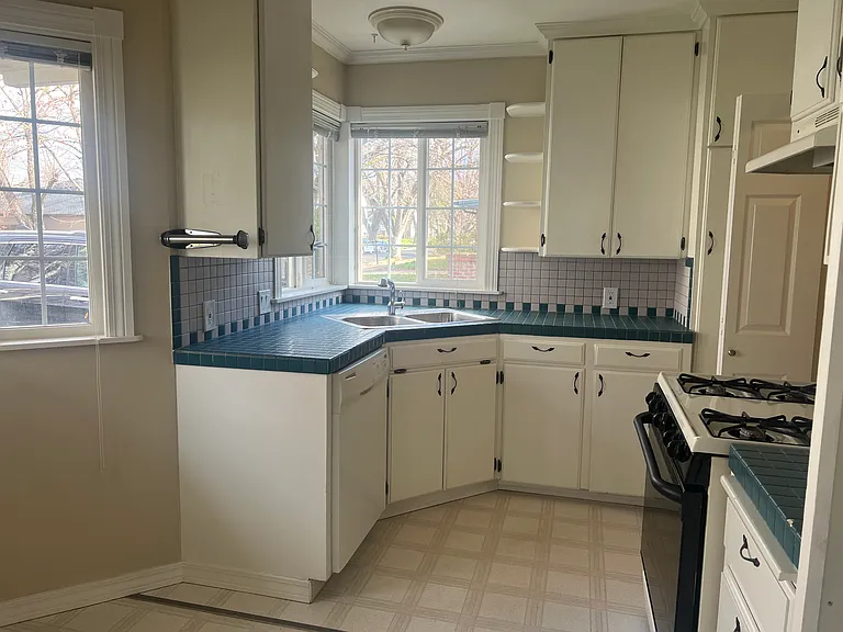1008 Queen Anne Ave — Photo 4