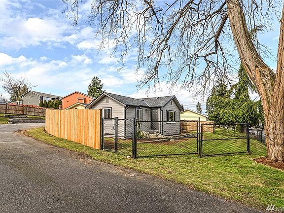 Fully fenced front yard.