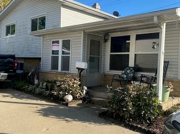 49 N Shaddle Ave, Mundelein, IL 60060