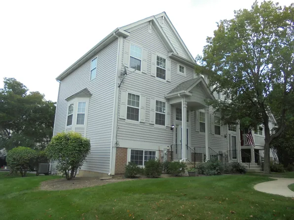 1065 Manchester Cir, Grayslake, IL 60030