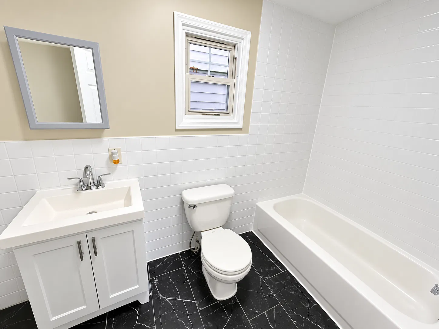 3 bed, 1.5 bath, 1200 sqft, $1,995 — Photo 2