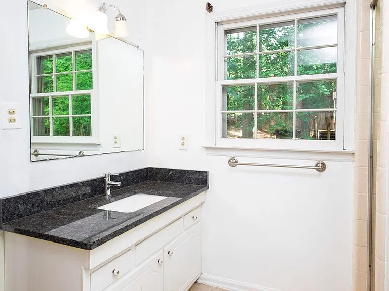 304 Umstead Dr — Photo 3
