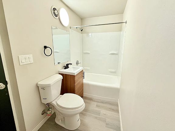 4th image of 219 Queen Anne Ave N APT 305