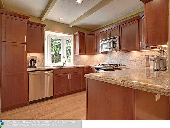 4th image of 1121 SE 7th St