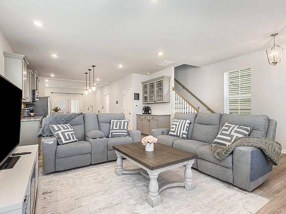4th image of 208 White Oak Garden Way