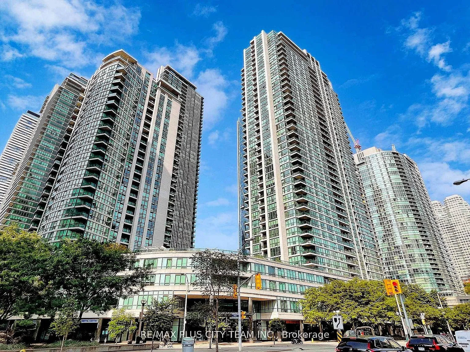 16 Yonge St — Photo 1