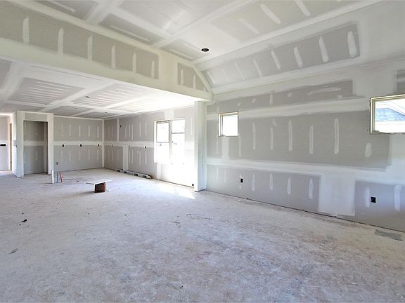4th image of 16 Hart Ln #16