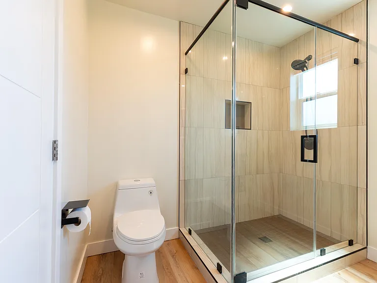 22111 Victory Blvd — Photo 11