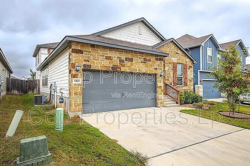 4 bed, 3.0 bath, 2497 sqft, $2,295 — Photo 1