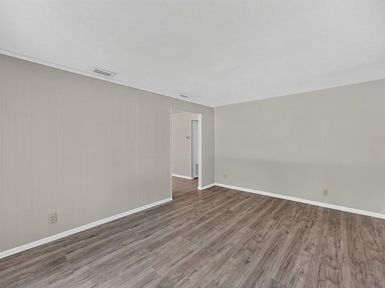5527 Beney Rd — Photo 6
