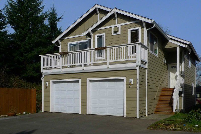 Home is tucked away from 7th and backs to greenbelt. Nearby parks and recreation opportunities abound.