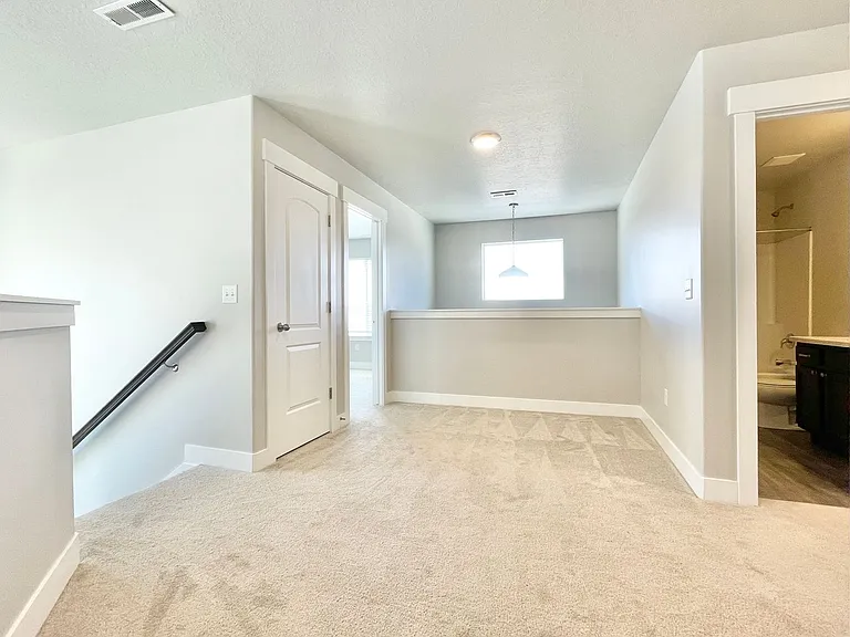 446 N Hillview Dr — Photo 15