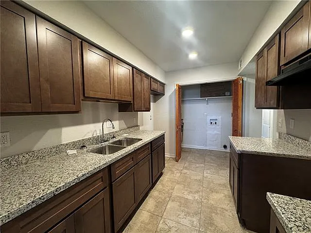 937 E Monterey Ct #B — Photo 4
