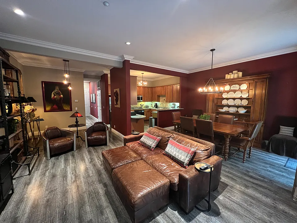 36 Flora Ln