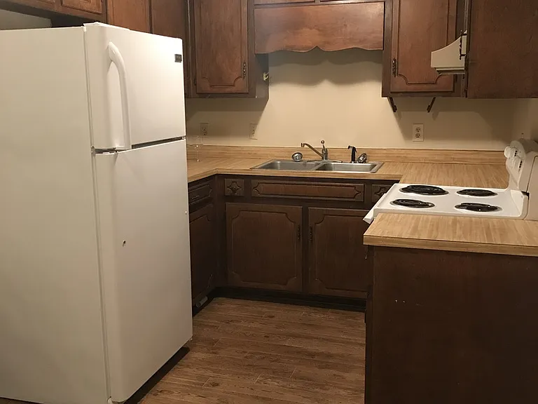 303 W College St — Photo 11