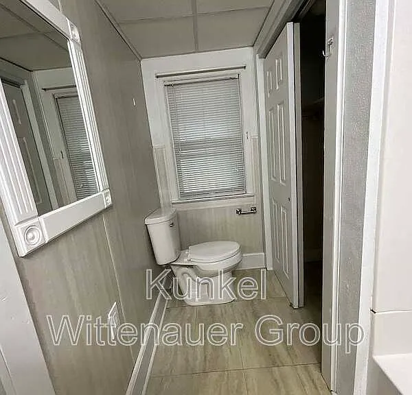 324 N Jackson St — Photo 16