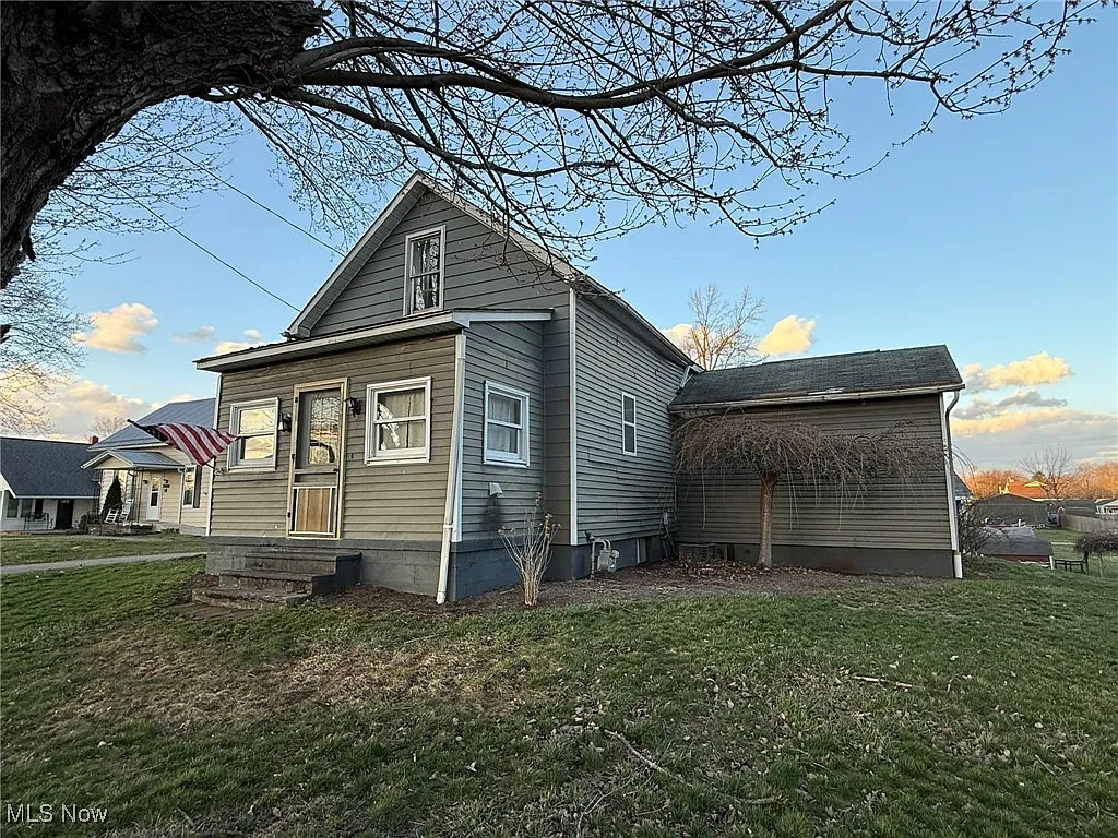 321 N Walnut St photo 1