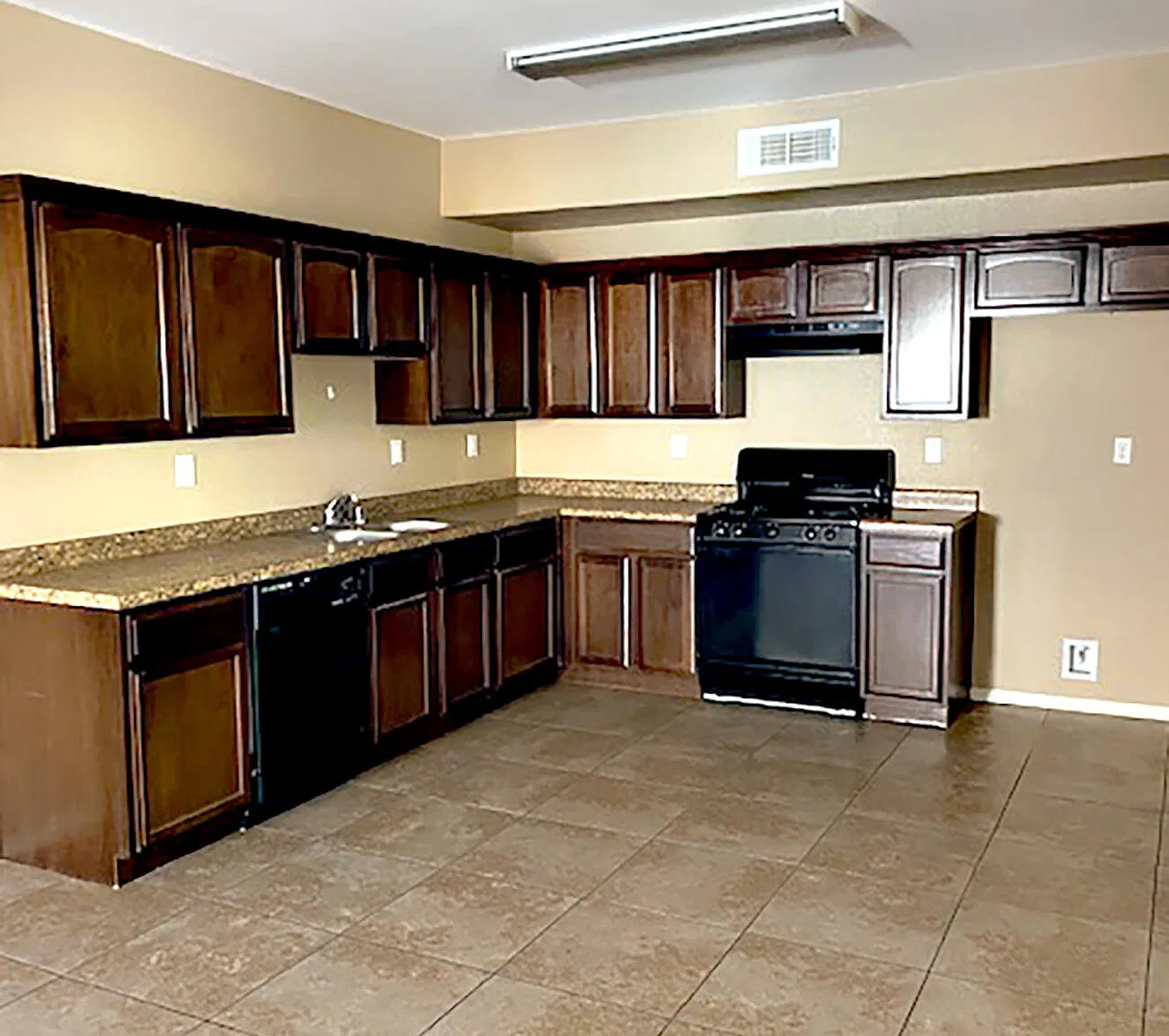 4 bed, 2.0 bath, 1456 sqft, $1,600 — Photo 3