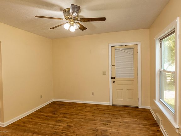 5th image of 934 W Grand River Ave