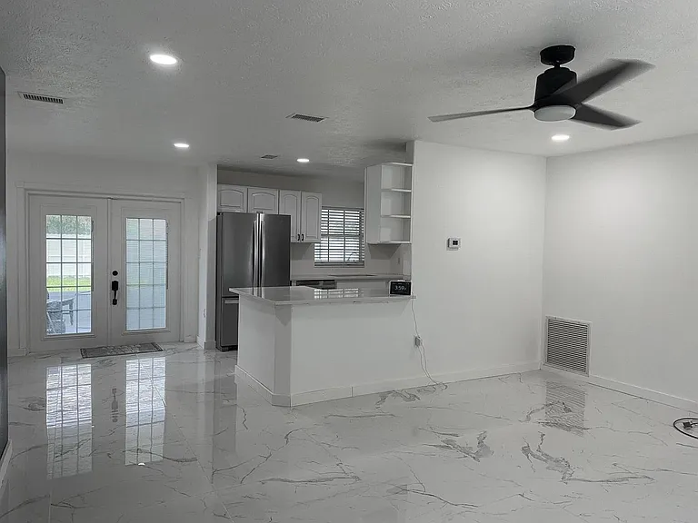 355 Johnston St — Photo 8