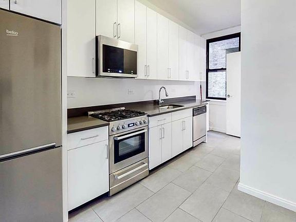 3rd image of 224 E 70th St #20
