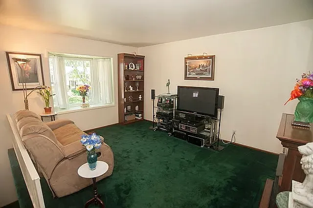 3 bed, 1.5 bath, 1168 sqft, $2,606 — Photo 3
