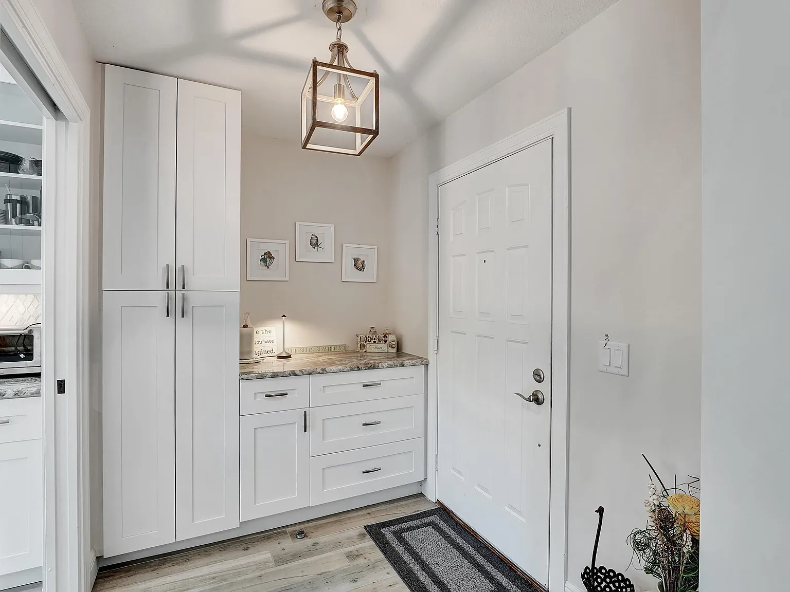 3 bed, 2.0 bath, 1889 sqft, $5,800 — Photo 4