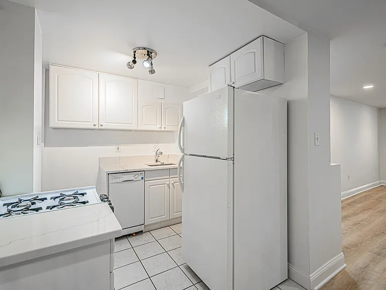 2771 Woodley Pl NW #B — Photo 11