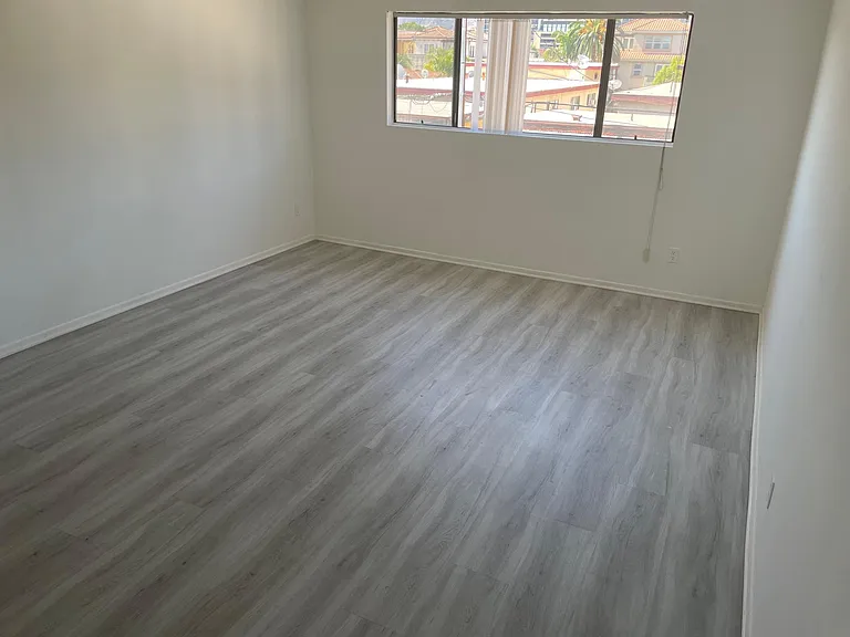 333 W Lexington Dr — Photo 7