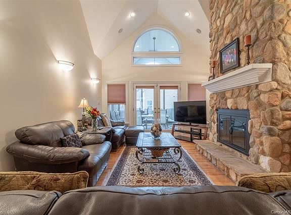 4th image of 8918 Beach Bluff Ct