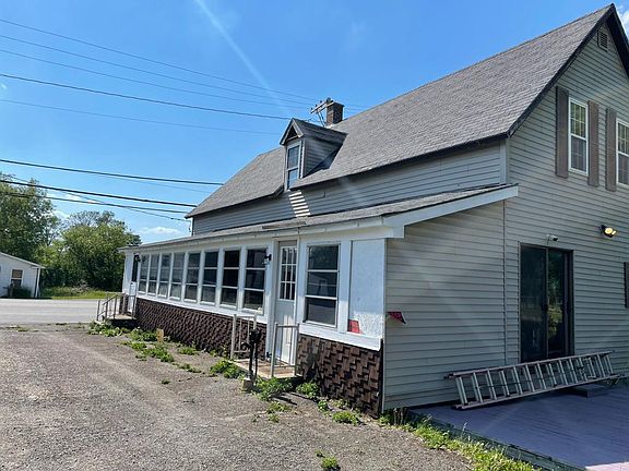 outside deck off of kitchen