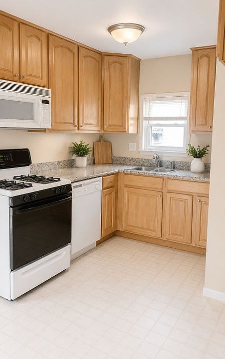 2027 Brockton Ave, photo 2