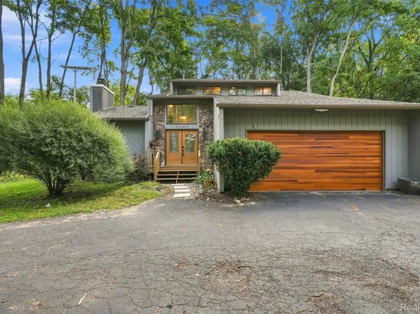 2365 Lochaven Rd, West Bloomfield, MI 48324