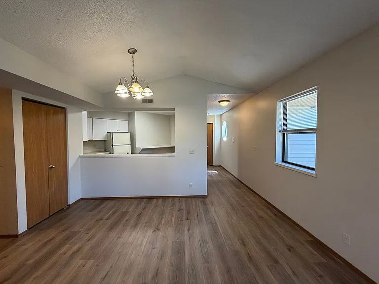 Oakridge Apartments — Photo 9