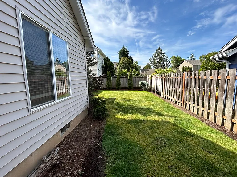 938-940 Boardwalk Ave NE — Photo 43