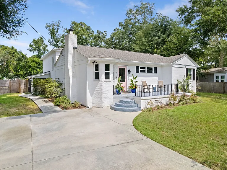 1126 Pleasant Pines Rd — Photo 2