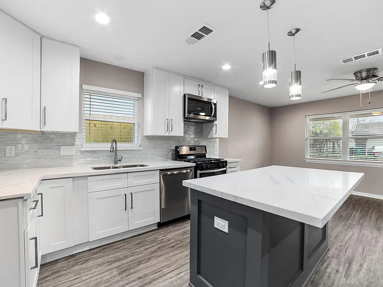 160 W Whitney St — Photo 8