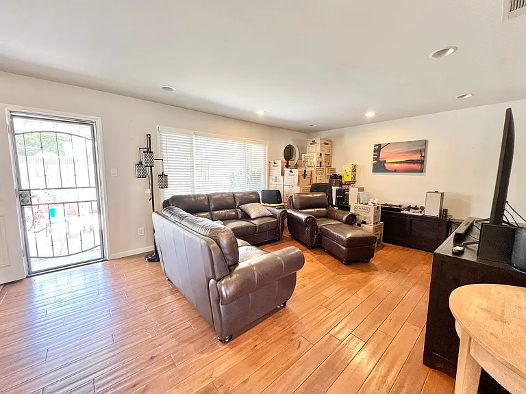1315 Stevely Ave — Photo 6