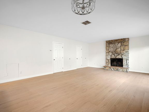 5th image of 2116 E Chevy Chase Dr #C